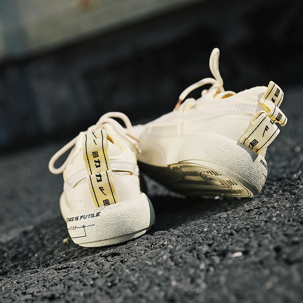 Naiste tossud beeži ja musta pealdisega