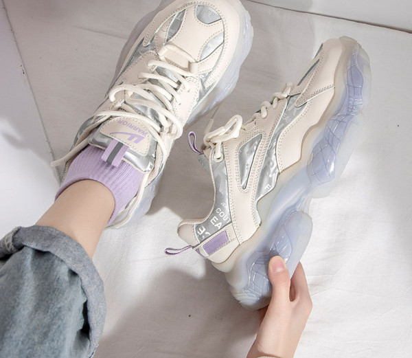 Modern tornacipő durva talppal, fűzővel