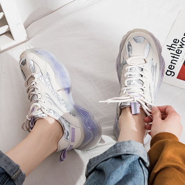 Modern tornacipő durva talppal, fűzővel