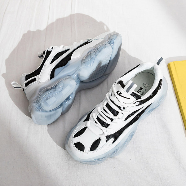 Modern tornacipő durva talppal, fűzővel