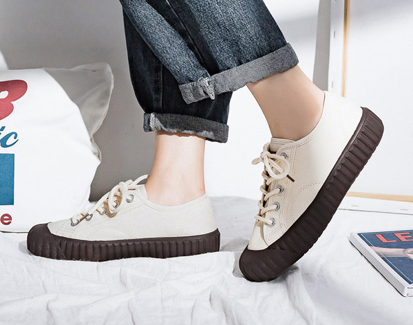 Lapos talpú női textil tornacipő új modellje