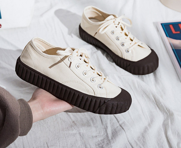 Lapos talpú női textil tornacipő új modellje