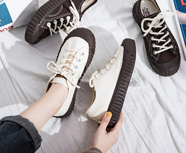 Lapos talpú női textil tornacipő új modellje