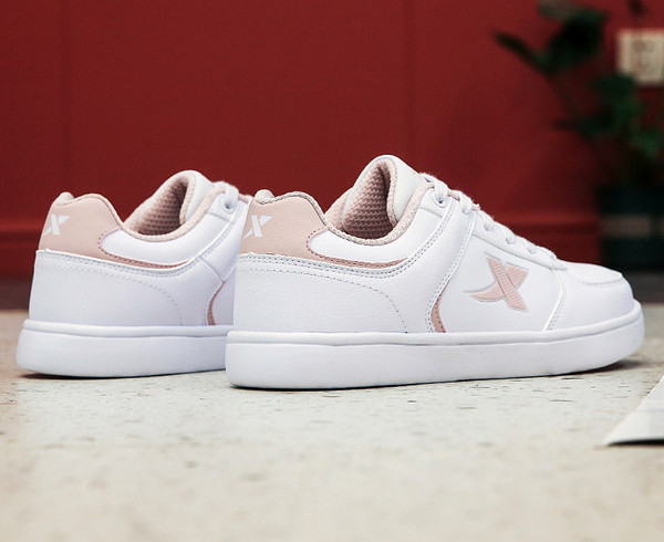 Női alkalmi sportcipő ökobőrből és emblémából