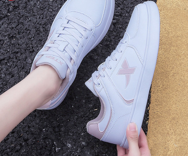 Női alkalmi sportcipő ökobőrből és emblémából