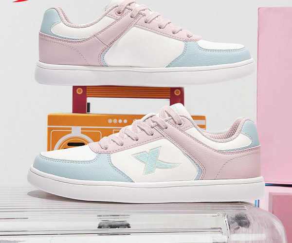 Női alkalmi sportcipő ökobőrből és emblémából