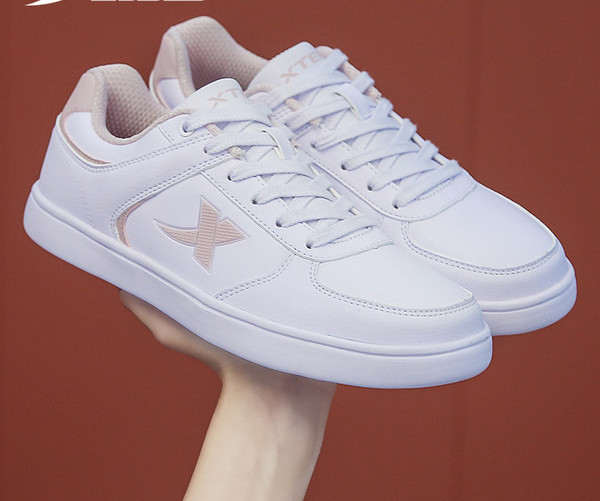 Női alkalmi sportcipő ökobőrből és emblémából