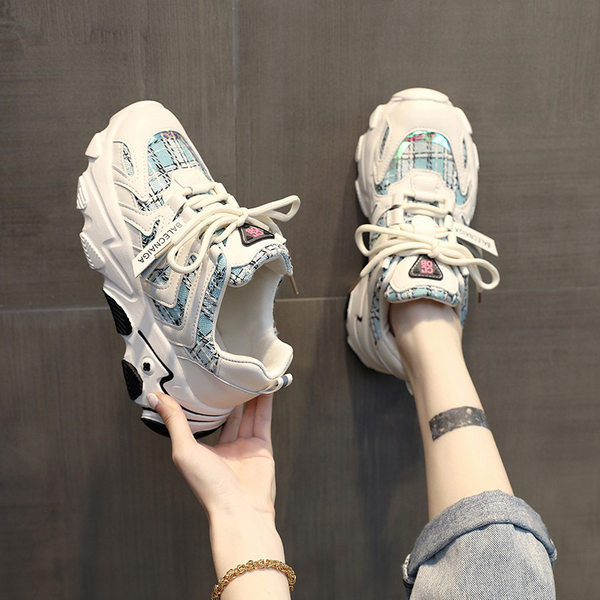 Modern női tornacipő magas durva talppal és fűzővel