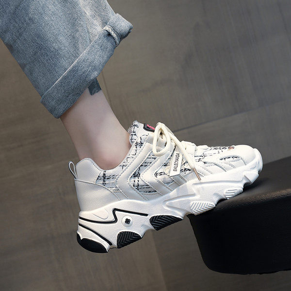 Modern női tornacipő magas durva talppal és fűzővel