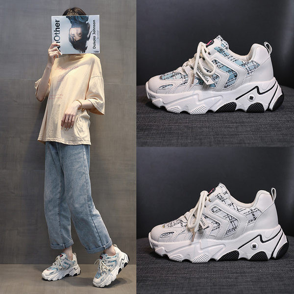 Modern női tornacipő magas durva talppal és fűzővel