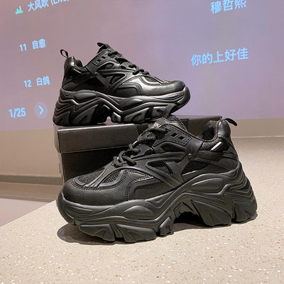 Naiste kõrge kareda talla ja paeltega tossud