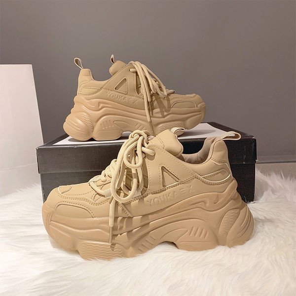 Naiste kõrge kareda talla ja paeltega tossud