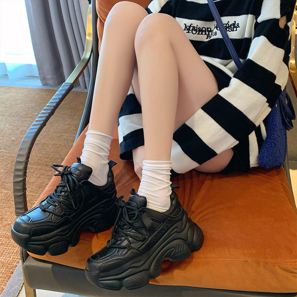 Naiste kõrge kareda talla ja paeltega tossud