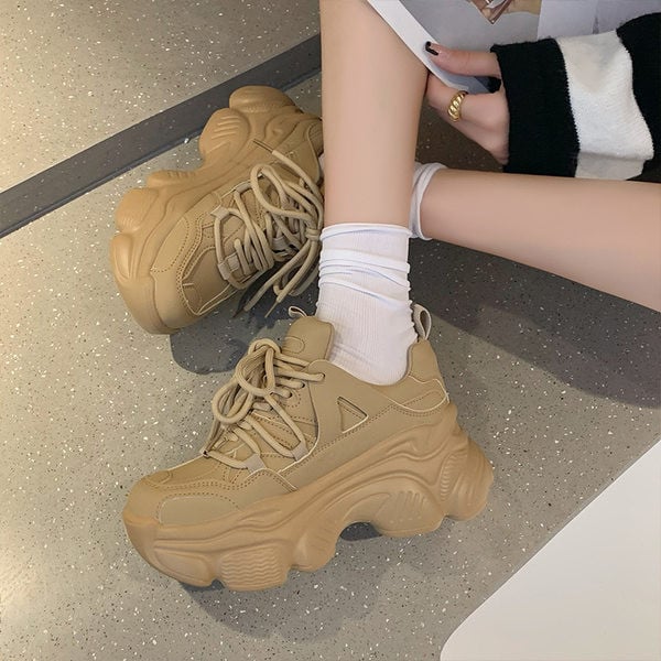 Naiste kõrge kareda talla ja paeltega tossud