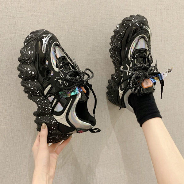 Moodsad tossud krobelise talla ja paeltega