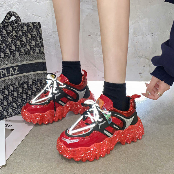 Moodsad tossud krobelise talla ja paeltega