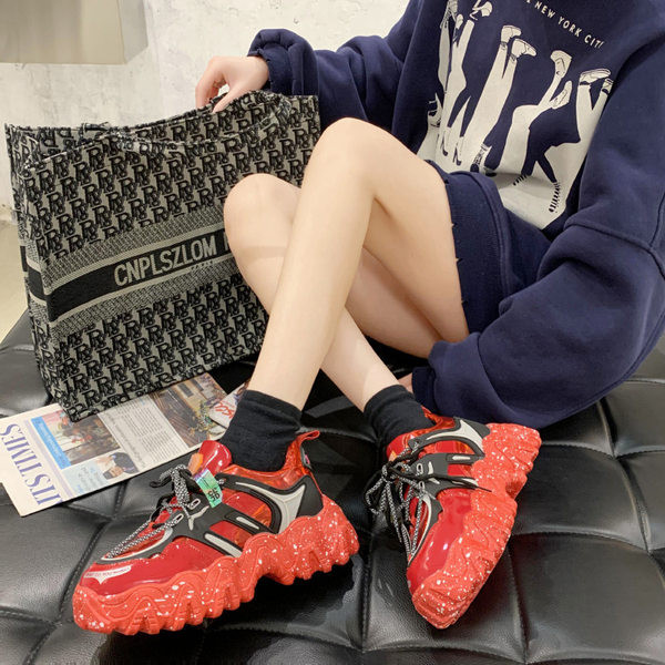 Moodsad tossud krobelise talla ja paeltega