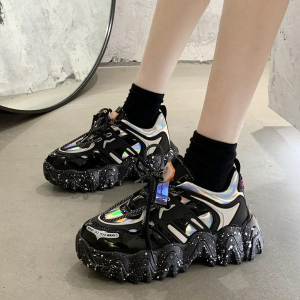 Moodsad tossud krobelise talla ja paeltega