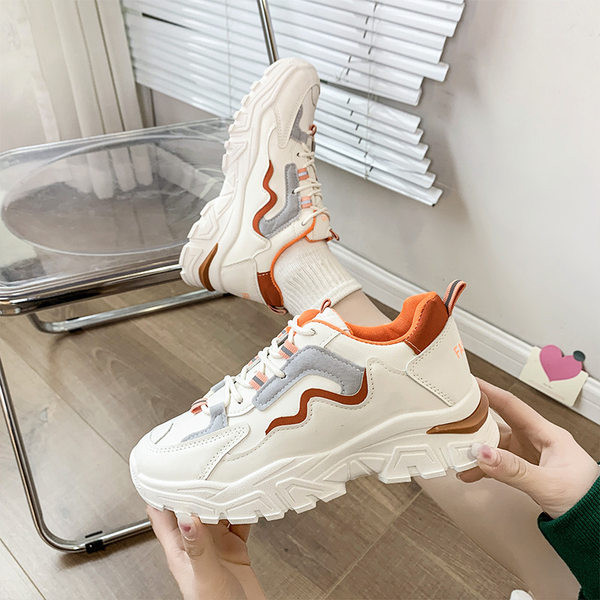 Νέο μοντέλο γυναικείά sneakers από οικολογικό δέρμα με τραχιά σόλα