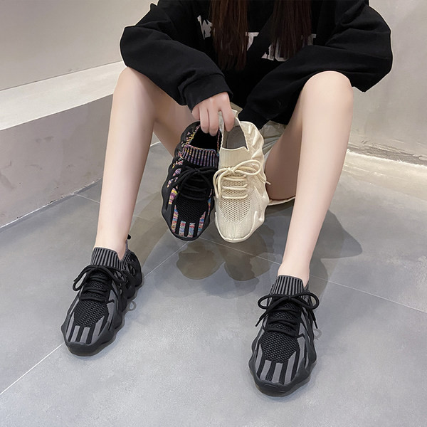 Γυναικεία υφασμάτινα αθλητικά παπούτσια με κορδόνια και τραχιά σόλα