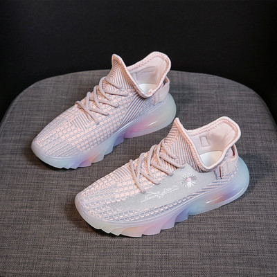 Võrgusilma ja tikandiga naiste sporditossud