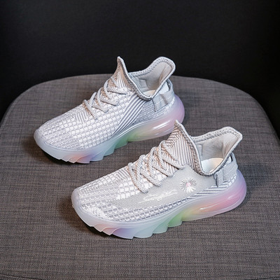 Võrgusilma ja tikandiga naiste sporditossud