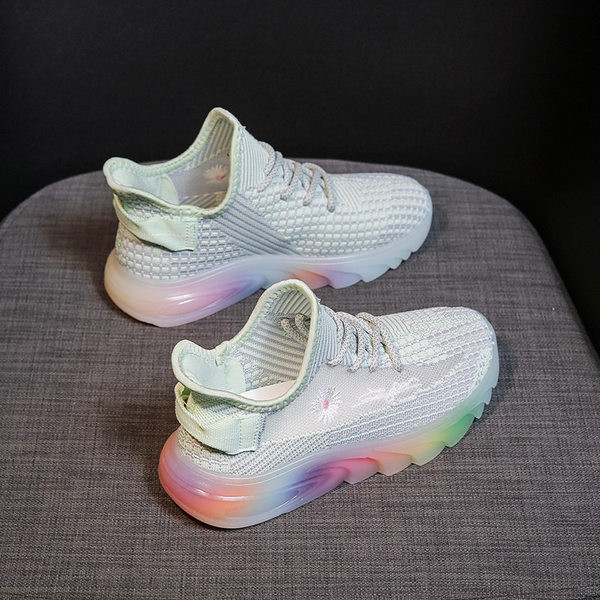 Võrgusilma ja tikandiga naiste sporditossud