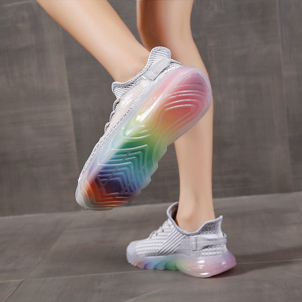 Võrgusilma ja tikandiga naiste sporditossud