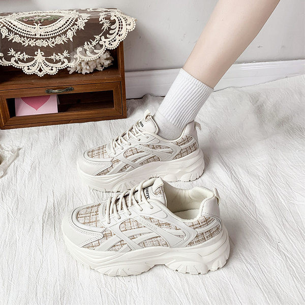 Női tornacipő durva talppal - két színben