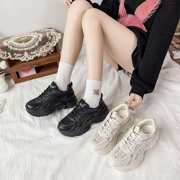 Női tornacipő durva talppal - két színben