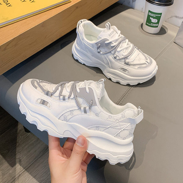 Γυναικεία sneakers με κορδόνια σε λευκό