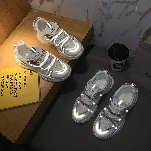 Γυναικεία sneakers με κορδόνια σε λευκό