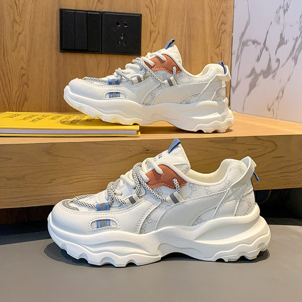 Γυναικεία sneakers με κορδόνια σε λευκό