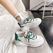 Casual sneakers με φλατ σόλες και πολύχρωμα κορδόνια