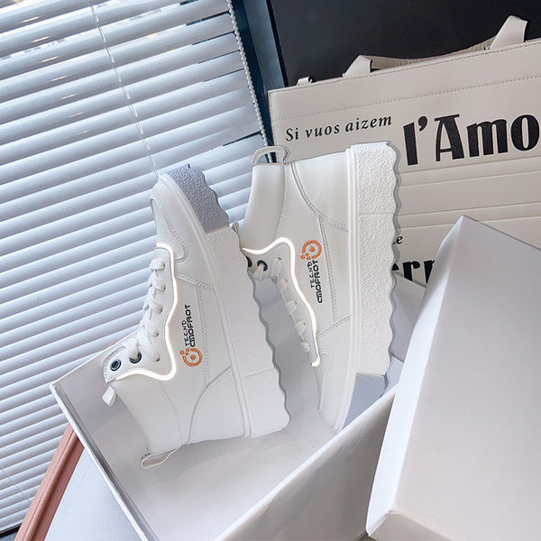 Naiste pahkluu kõrgusega tossud