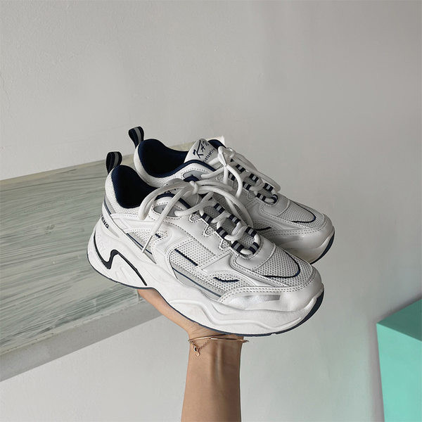 Γυναικεία sneakers με κορδόνια σε μαύρο, λευκό και μπεζ χρώμα