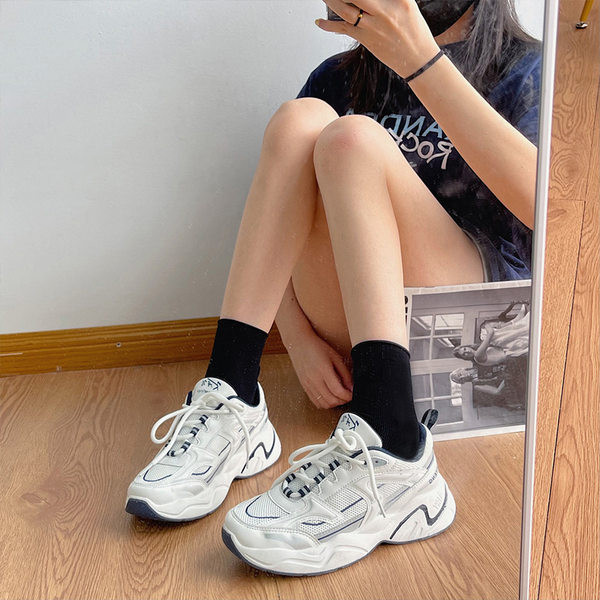 Γυναικεία sneakers με κορδόνια σε μαύρο, λευκό και μπεζ χρώμα