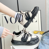 Fekete és bézs színű, fűzős női tornacipő