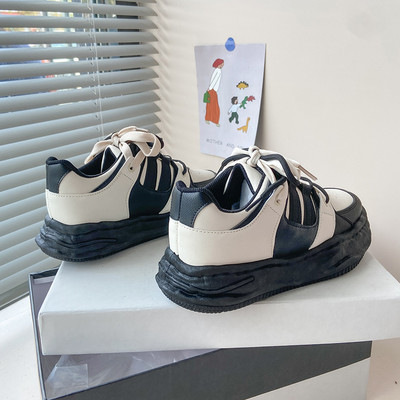 Fekete és bézs színű, fűzős női tornacipő