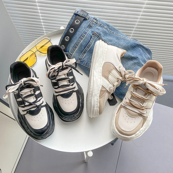 Fekete és bézs színű, fűzős női tornacipő