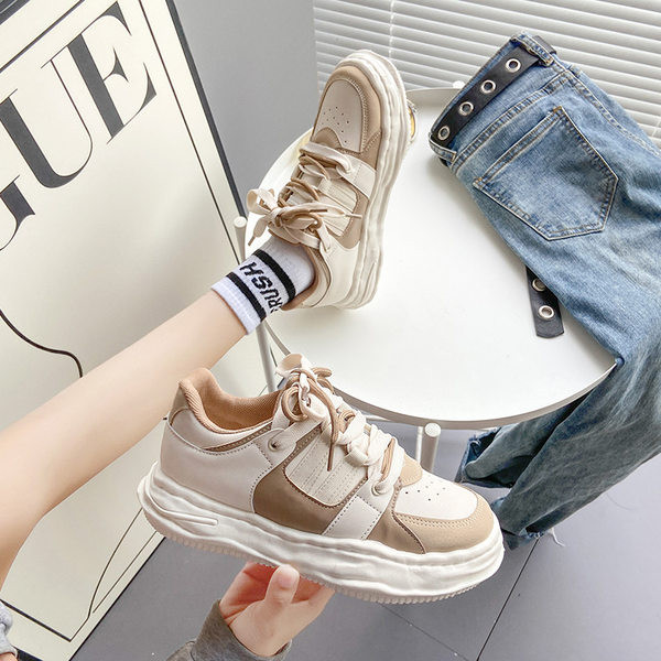 Fekete és bézs színű, fűzős női tornacipő