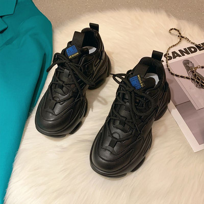 Γυναικεία sneakers με κορδόνια και τραχιά σόλα