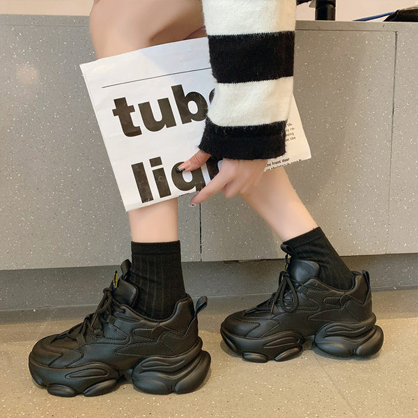 Paelte ja krobelise tallaga naiste tossud