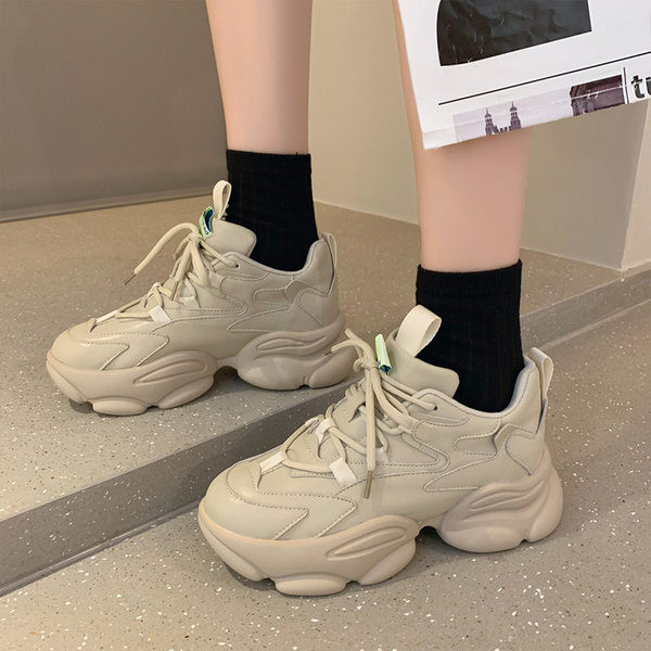 Paelte ja krobelise tallaga naiste tossud