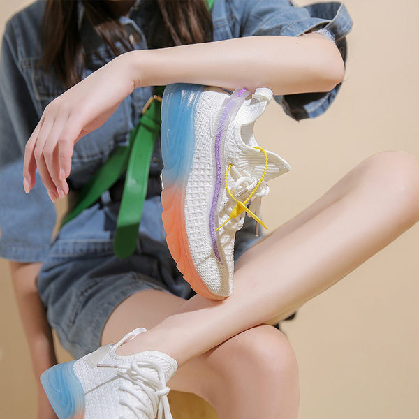 Naiste vabaaja paeltega võrgust tossud