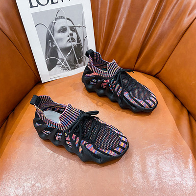 Mittestandardse talla ja paeltega tekstiilist tossud