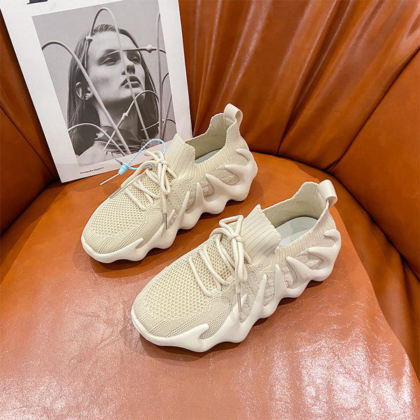 Mittestandardse talla ja paeltega tekstiilist tossud