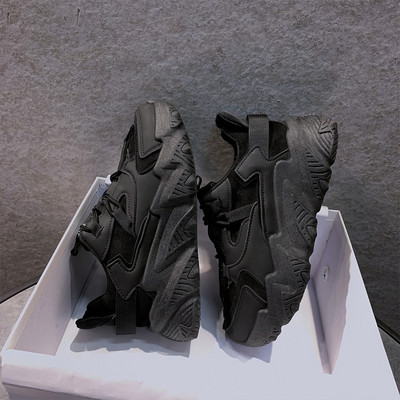 Musta kareda tallaga naiste tossud