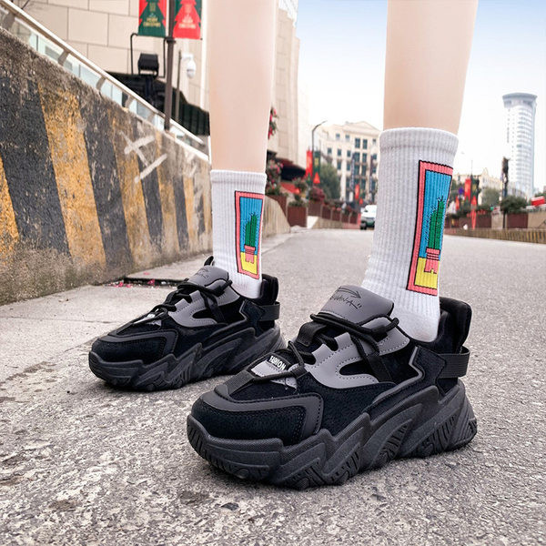 Musta kareda tallaga naiste tossud