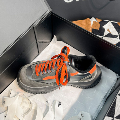 Női bőr tornacipő durva talppal - fekete és szürke